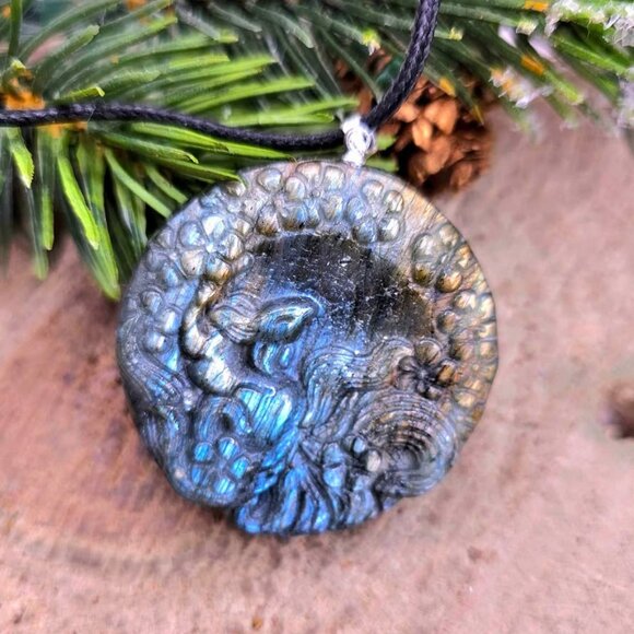 Nature Labradorite Flashy Nine Tails Fox Pendant Necklace - Picture 8 of 10